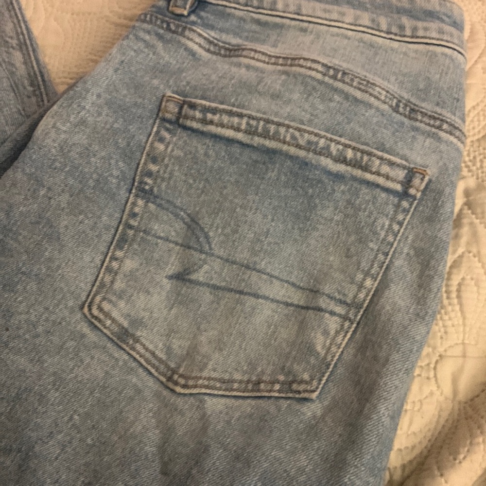 American Eagle light wash high rise jeans. Size 14 short